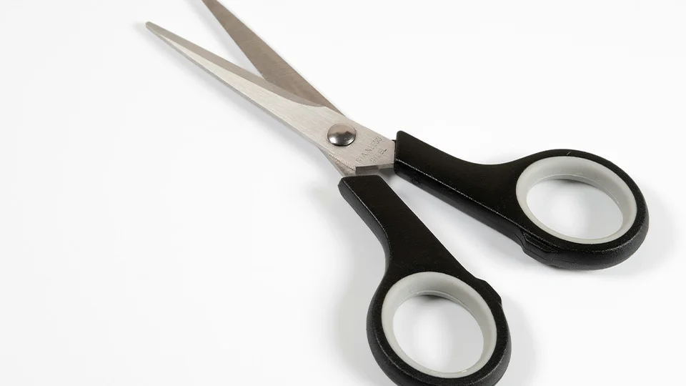 black pair of scissors